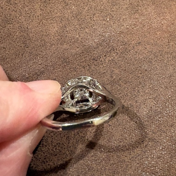 Fashion Ring in silver tone never worn Women’s size 9 - Picture 3 of 7